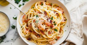 Creamy, delicious and a little crunchy pasta carbonara with bacon